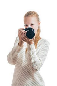 年轻的女孩用数码相机，拍张照