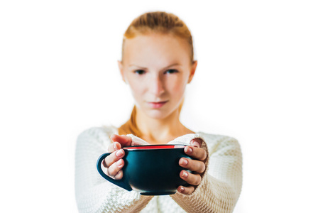 美丽的年轻女子，与喝杯茶