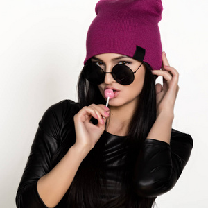 戴墨镜耍酷的小兔子图片