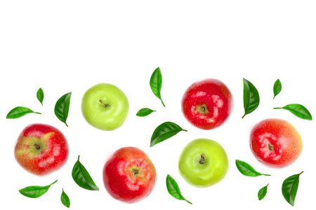 红色和绿色的苹果, 用绿色的叶子点缀在白色背景上, 用复制空间为您的文本, 顶部视图