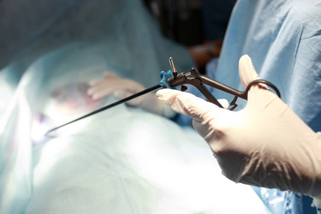 医生在手术室对病人进行手术。腹腔镜手术器械。外科医生在医院或诊所工作。医学, 紧急状态概念