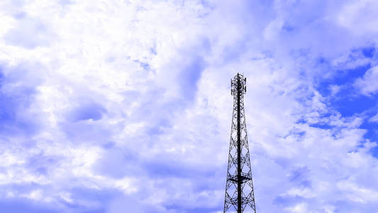 蓝蓝的天空背景上的电线杆电讯塔
