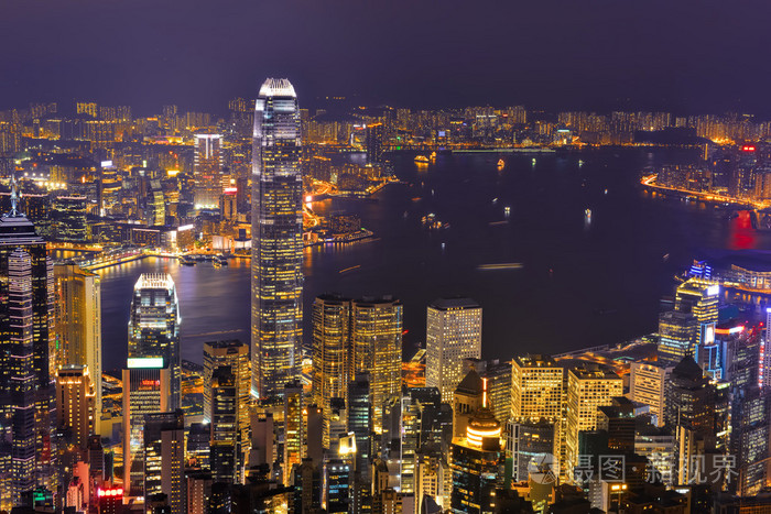 在晚上与维多利亚港香港城市天际线全景