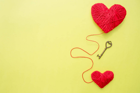 耶稣在我的心钥匙用两颗心作为爱的象征在黄的背景上.