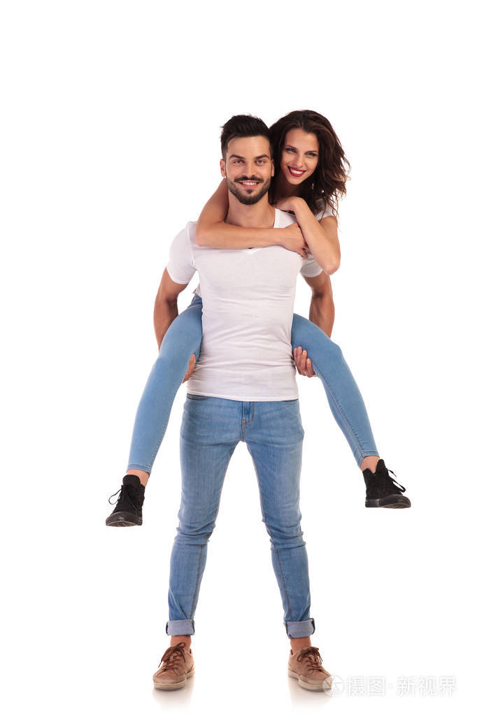 年轻男子背着女人
