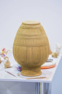 用装饰装饰的新模压的粘土壶。工作室里的粘土壶