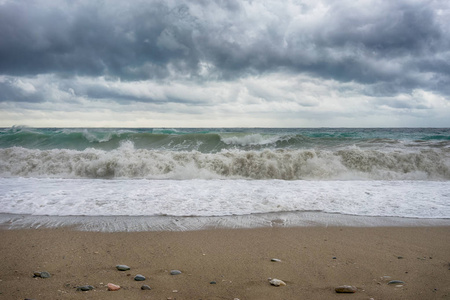 暴风雨大海乌云和沙滩下暴风雨的大海的风景照片
