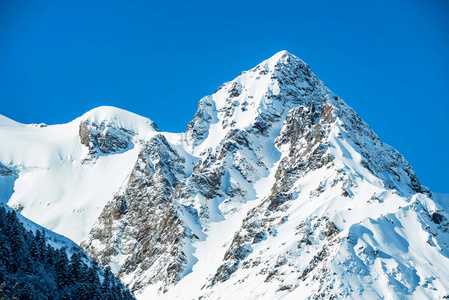 冬天山风景与岩石和雪