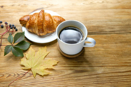 秋天早晨, 法式羊角面包, 咖啡和红叶, 木制质朴背景