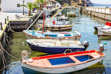 小海港与渔船在费拉, 圣托里尼, 希腊