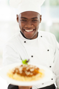 酒店厨房介绍面食的非洲厨师图片