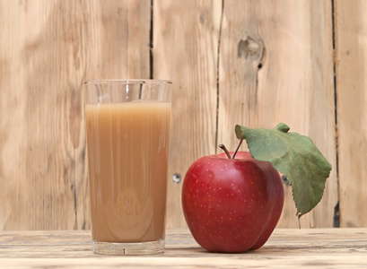 苹果与苹果汁木制背景上