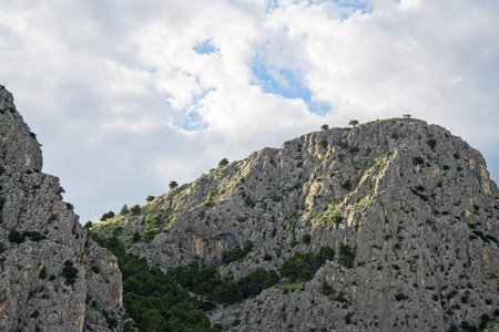 在克罗地亚 Omis 美丽的巨大山丘陵