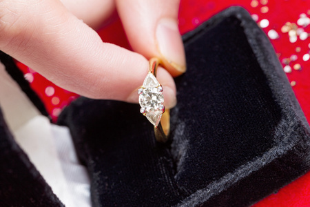 钻石戒指取出珠宝盒
