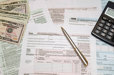 申请退税的联邦税收表格 1040, 计算器, 钢笔, 美元