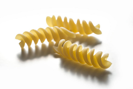 三片 Fusilli 面食被隔离在白色背景上