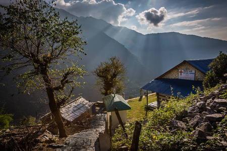 太阳山教会。穿越喜马拉雅山的旅程和美丽的山脉和教堂的景色