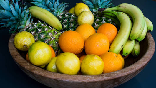 新鲜水果香蕉桔子柠檬菠萝。一套不同的新鲜水果