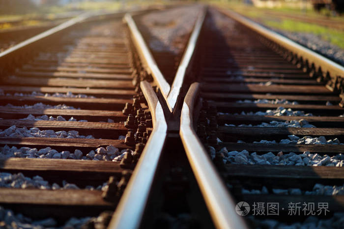 铁路十字路口选择正确的方式制定决策概念
