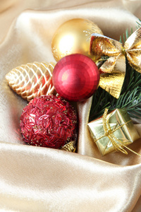 美丽的圣诞节装饰金色缎布上