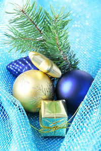 蓝色布上美丽的圣诞装饰