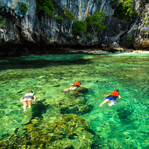 在泰国海湾上浮潜的家庭