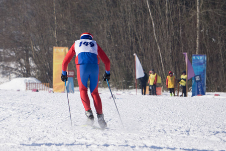 参加者将在初级滑雪比赛中到达终点线。
