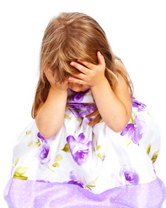 小女孩抱着她的头,用两只手照片