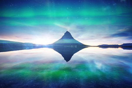 仰视角度画星空风景如画的日落之上的风景和瀑布.kirkjufell 山.