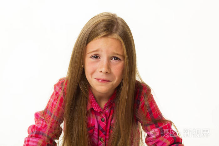小女孩的肖像坐在悲伤和哭泣的白色backgr