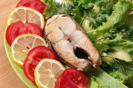 海鲜三文鱼配柠檬番茄和绿色蔬菜沙拉