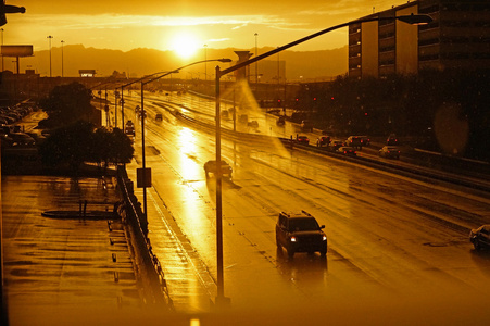 日落时的雨天街拉斯维加斯