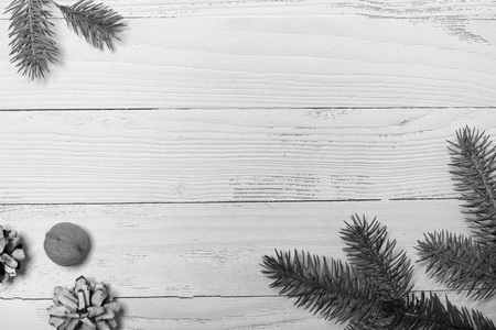 圣诞树和白色的木制背景上的对象