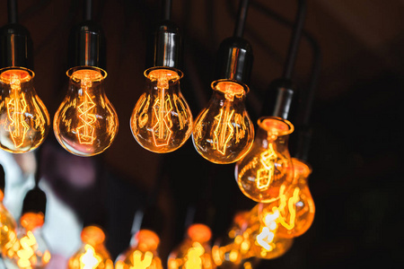 爱迪生的灯在阁楼的风格, 很多白炽灯的图案钨丝作为室内装饰。电力和能源保护