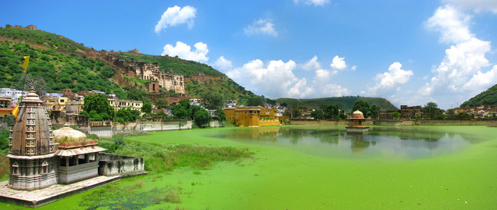 本迪，印度 这个美妙的古拉贾斯坦邦城市，湖纳瓦勒萨加尔湖与王公的宫殿在山坡上的全景视图