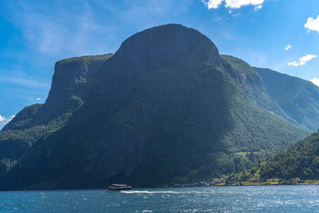 挪威峡湾全景, 峡湾巡航船正在进行中。从水中艾于兰峡湾峡湾景观