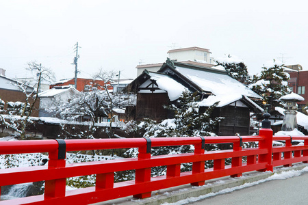 日本高山上的红桥或 Nakabashi 桥