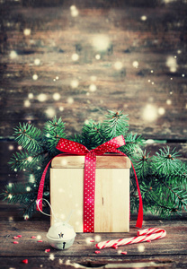 在木背景的节日装饰品包装圣诞礼物特写镜头视图