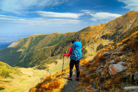 运动的徒步旅行妇女与背包在高山远足小径, Fagaras 山, 喀尔巴阡山, 罗马尼亚, 欧洲