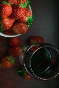 一杯红酒和草莓