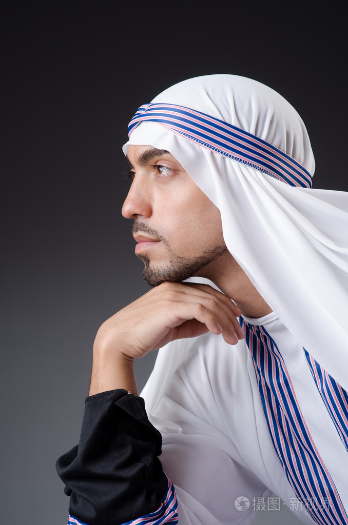 孤立在白色的阿拉伯商人