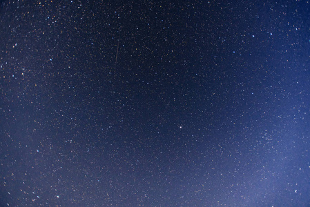 梦幻般的冬天流星雨和白雪皑皑的山峦