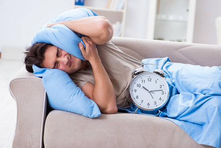 人有困难醒来与闹钟照片