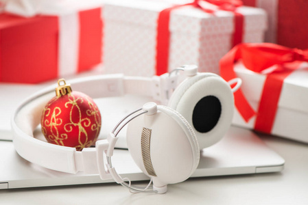 平板电脑和耳机最好的圣诞礼物。圣诞购物创意
