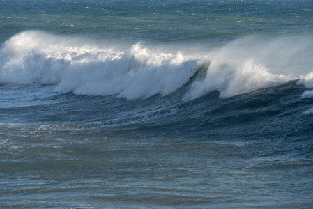 波浪拍打海岸