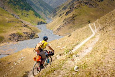 山地车手在 Tusheti 地区的高地旅行