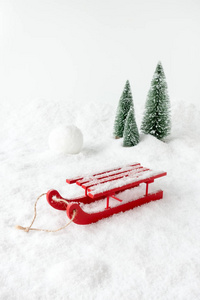 冬季场景与红色的木雪橇, 雪, 一个巨大的雪球和杉木树