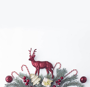 红色圣诞节装饰与鹿在白色背景图片