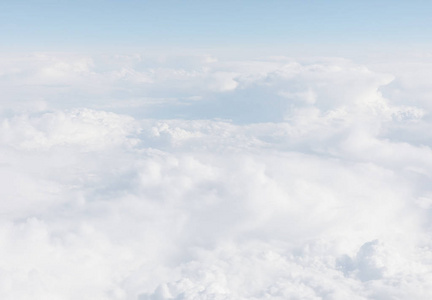 飞机飞过天空图片