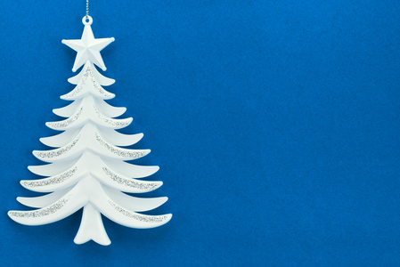 圣诞树上的蓝色天鹅绒纸背景